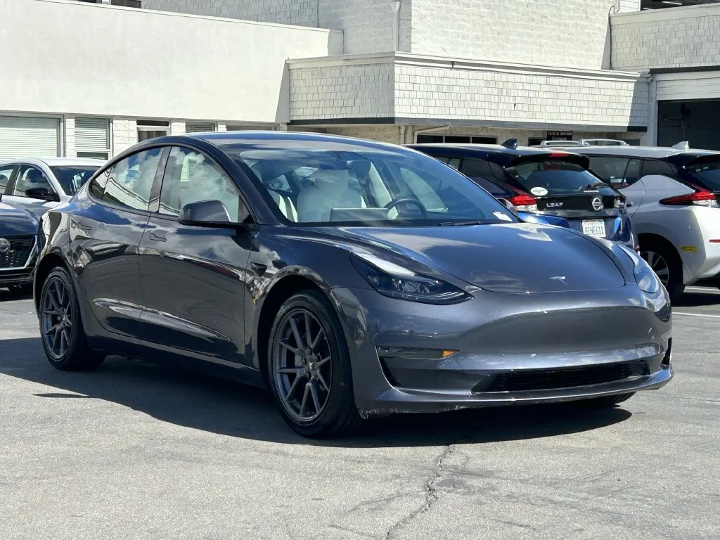 Used 2023  Tesla Base image 5