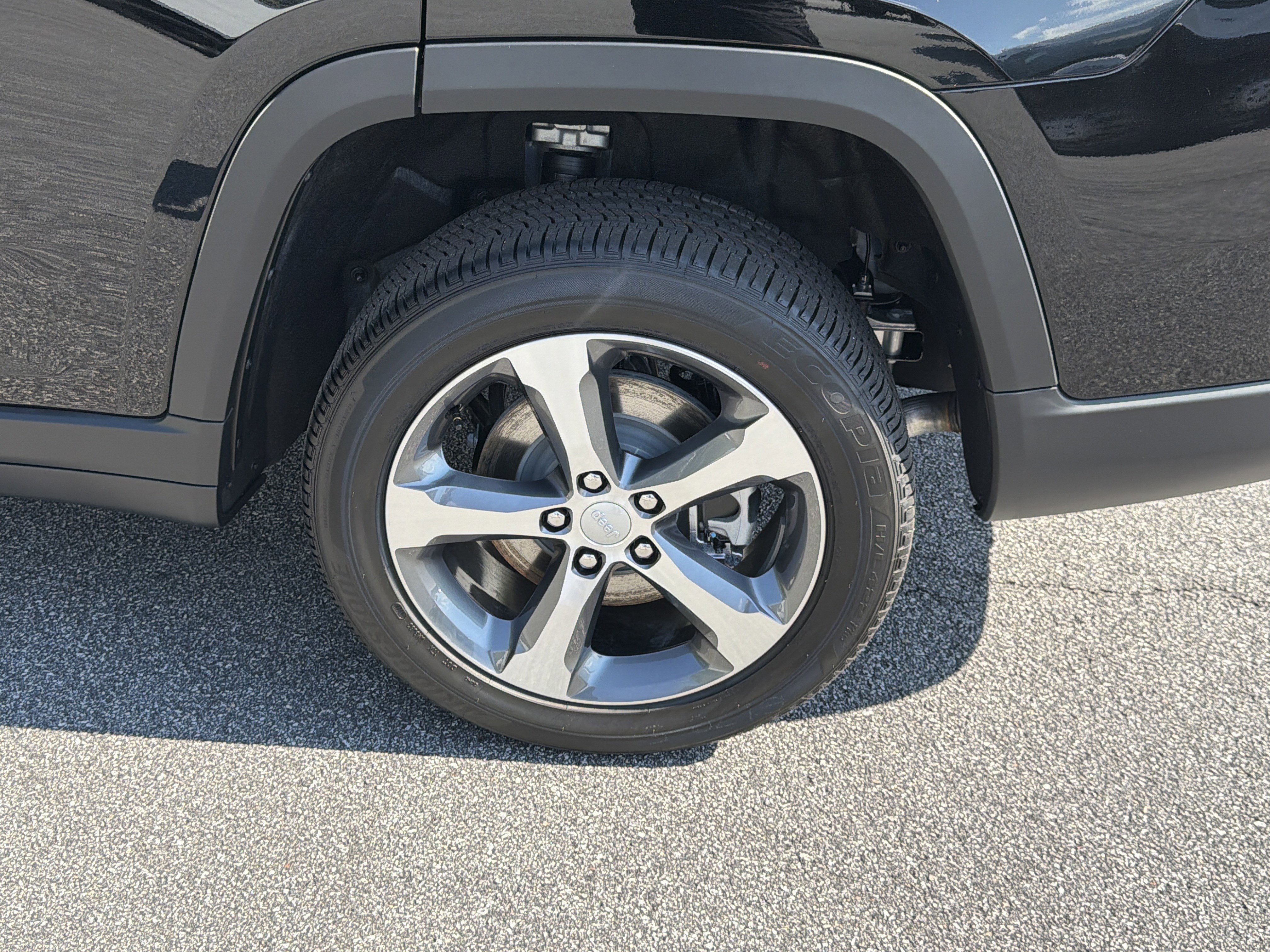 New 2026 Diamond Black Crystal Pearlcoat Jeep Limited image 24