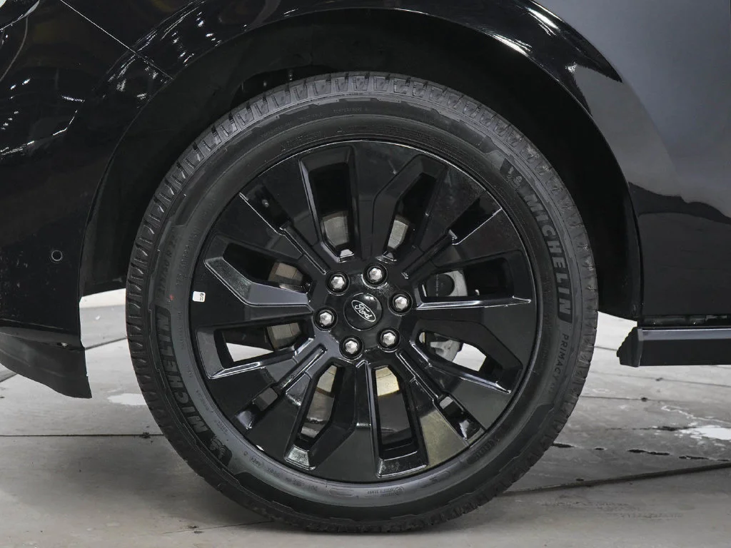Used 2025 Agate Black Metallic Ford Platinum image 32