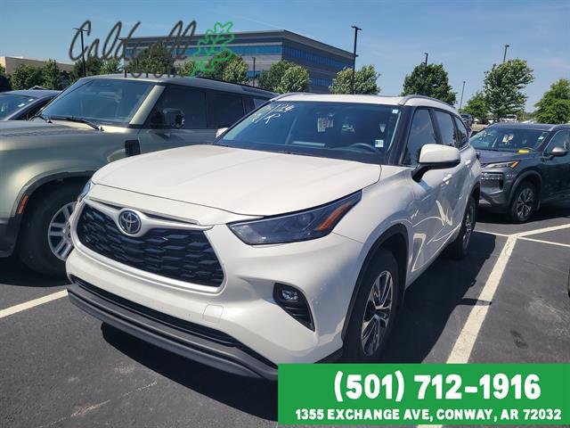 White (Wind Chill Pearl) 2024 Toyota Highlander XLE FWD SUV / Crossover Front-Wheel Drive