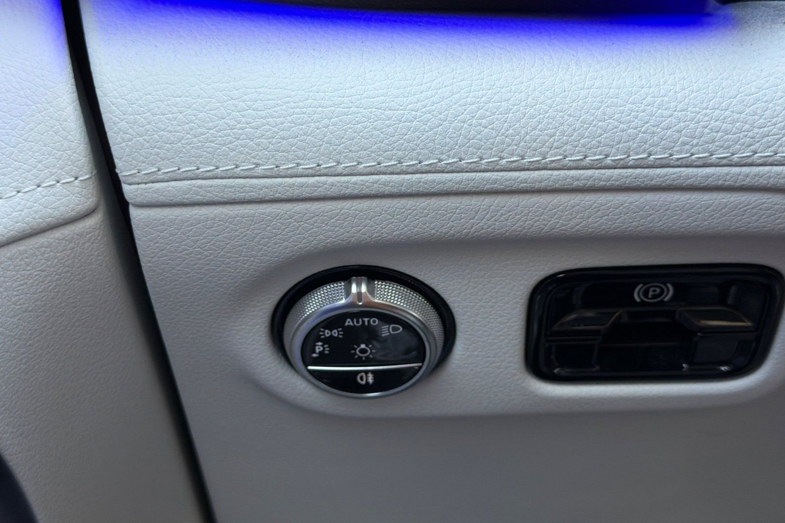 Used 2023 Blue Mercedes-Benz 500 Sedan image 30