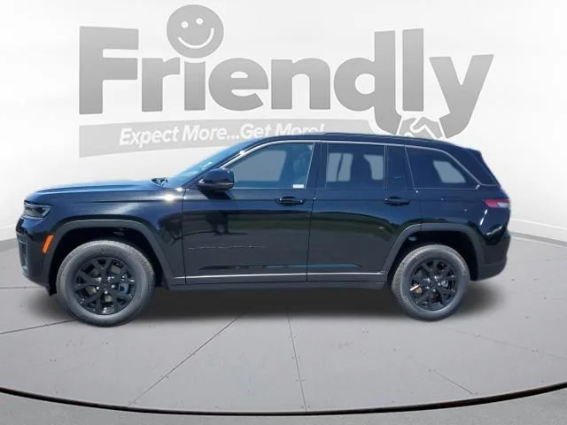 New 2026 Diamond Black Crystal Pearl-Coat Exterior Paint Jeep Laredo Altitude image 2