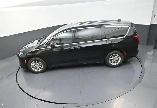 New 2027 Diamond Black Crystal Pearl-Coat Exterior Paint Chrysler Select image 14
