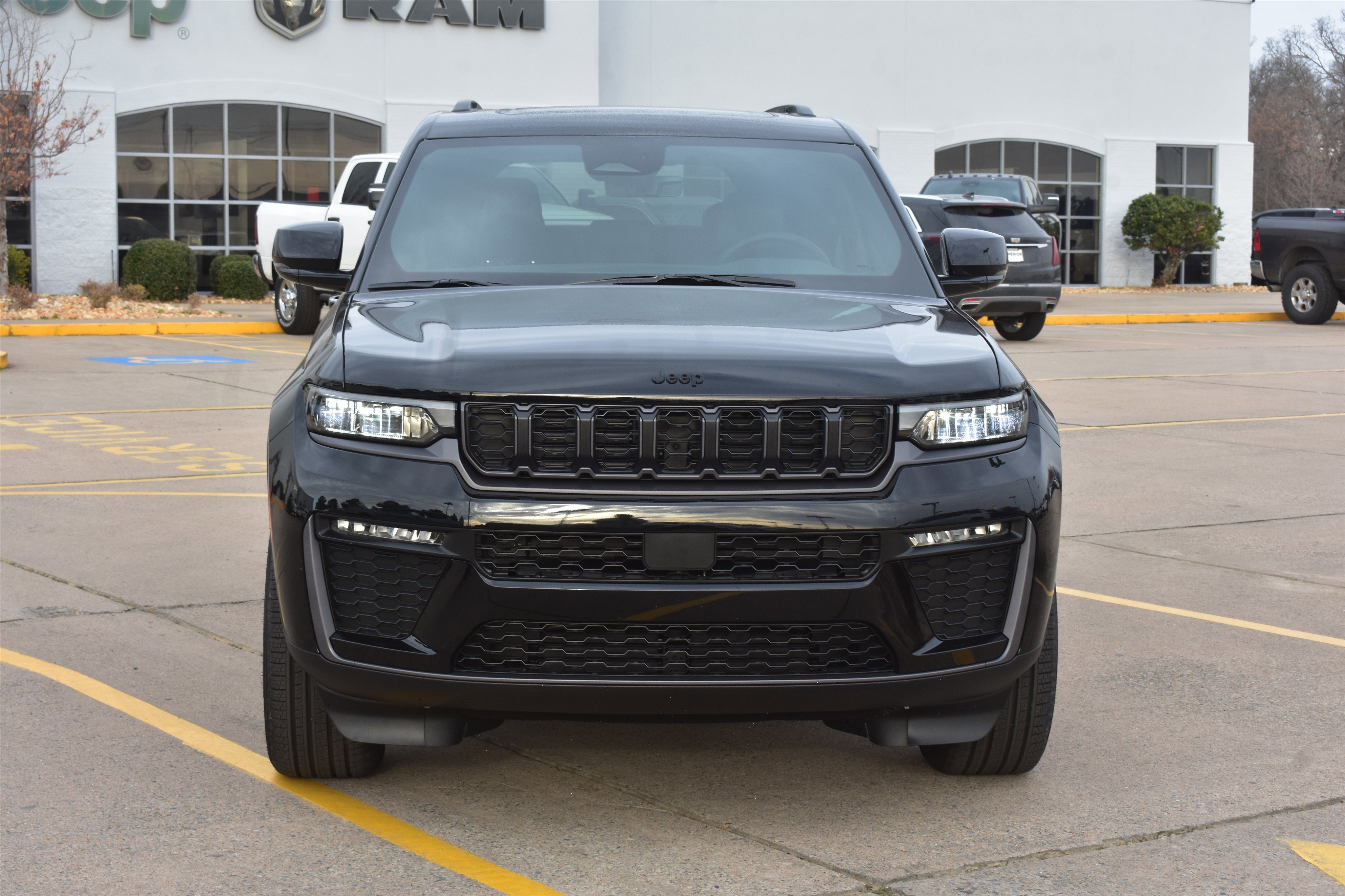 New 2026 Diamond Black Crystal Pearl-Coat Exterior Paint Jeep Limited image 2