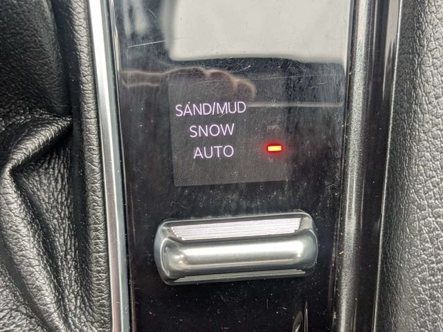 Used 2024 White Jeep Latitude image 24