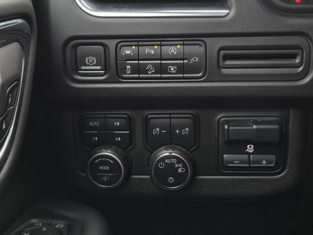 Used 2022 Black Chevrolet Z71 image 17