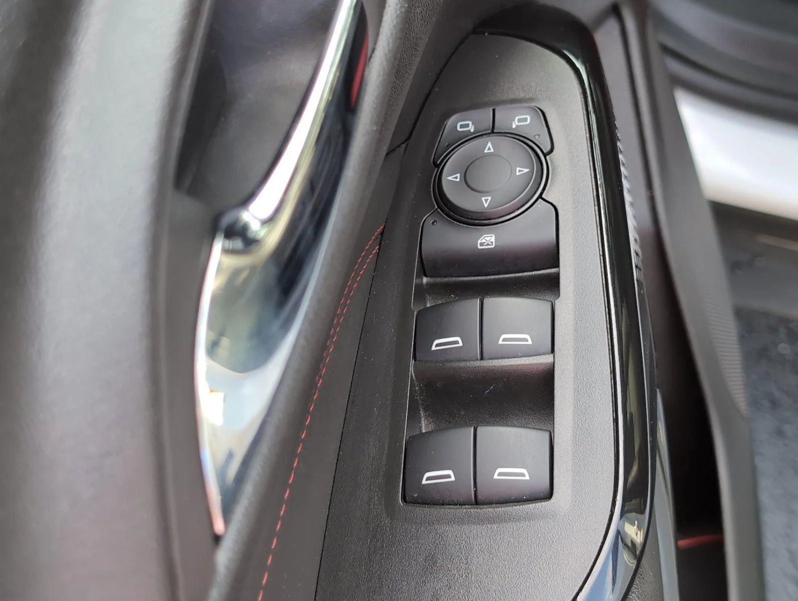 Used 2025 Summit White Chevrolet 2RS image 18