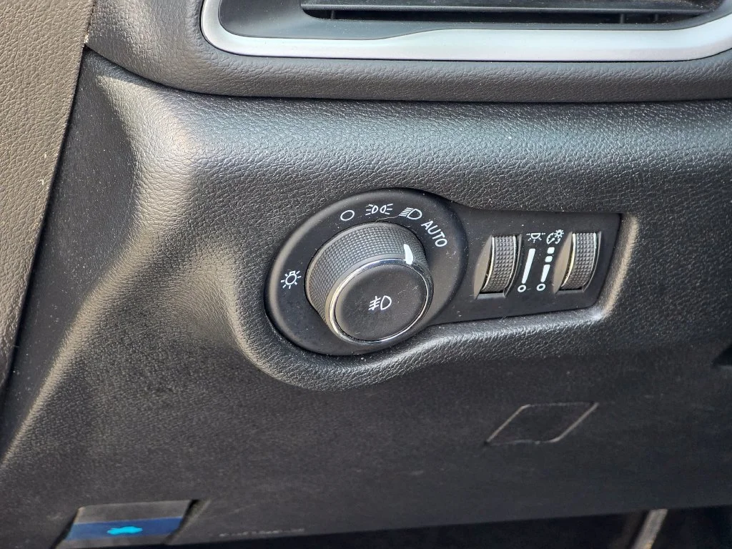 Used 2025 Black Chrysler Select image 36