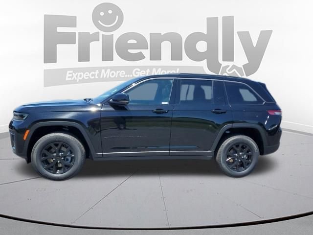 New 2026 Diamond Black Crystal Pearl-Coat Exterior Paint Jeep Laredo Altitude image 2