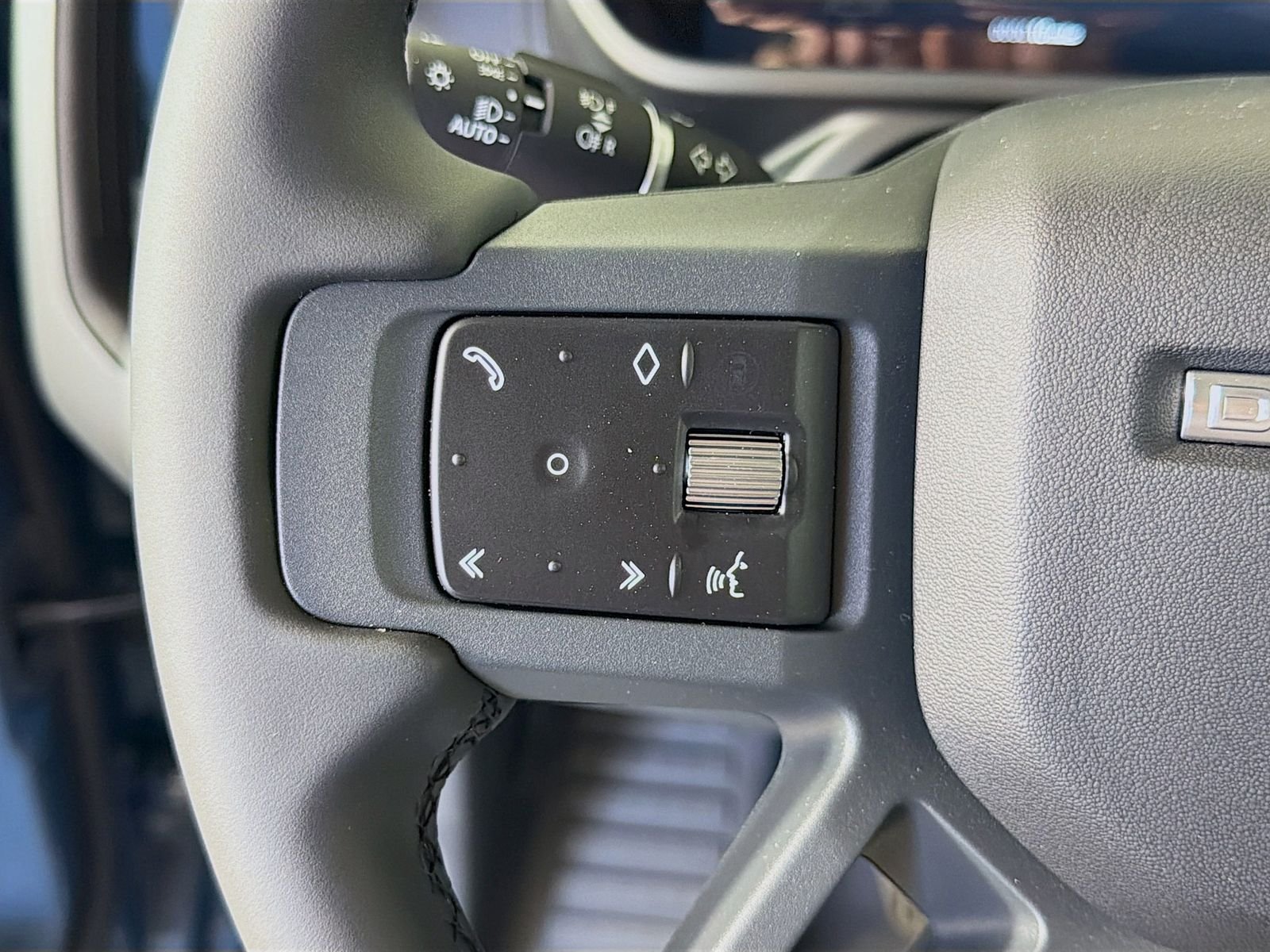 New 2026 Tasman Blue Land Rover X-Dynamic SE image 12