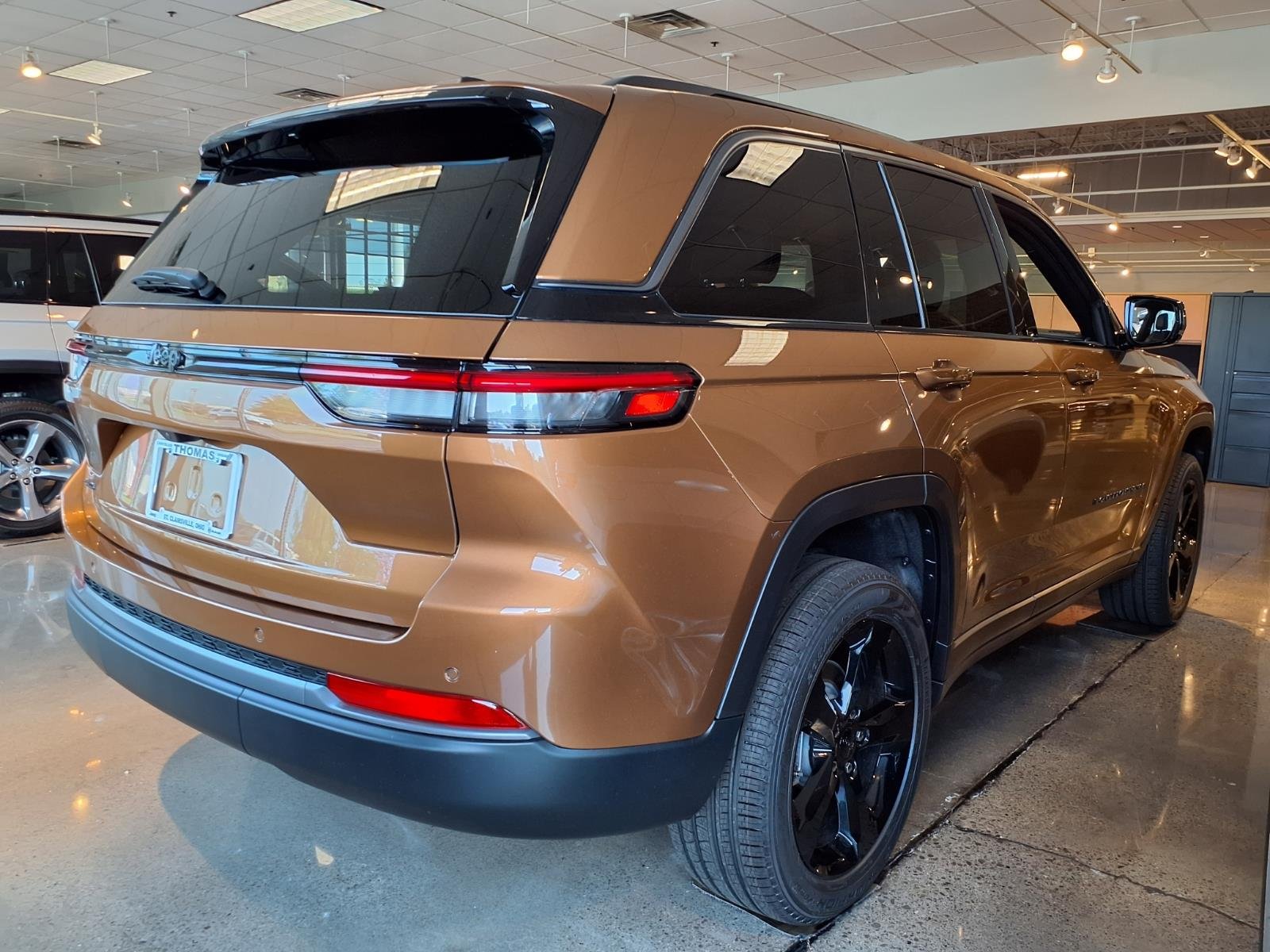 New 2026 Copper Shino Metallic Clear-Coat Exterior Paint Jeep Limited image 3
