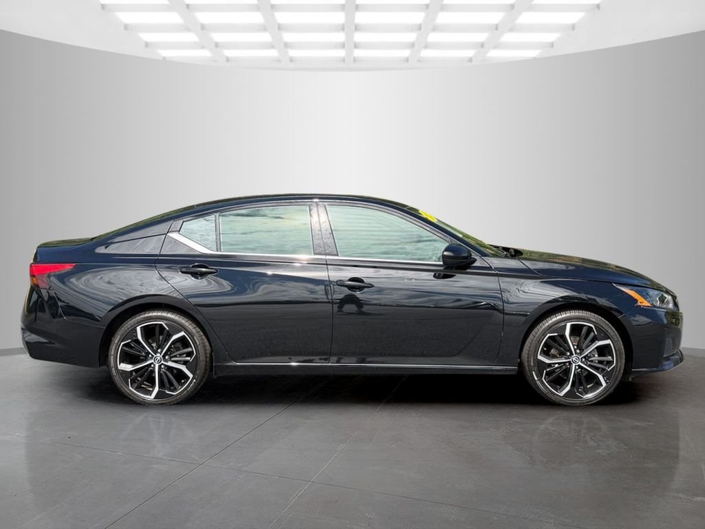 Used 2025 Black Nissan 2.5 SR image 6