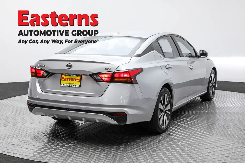 Used 2022 Silver Nissan 2.5 SV image 5