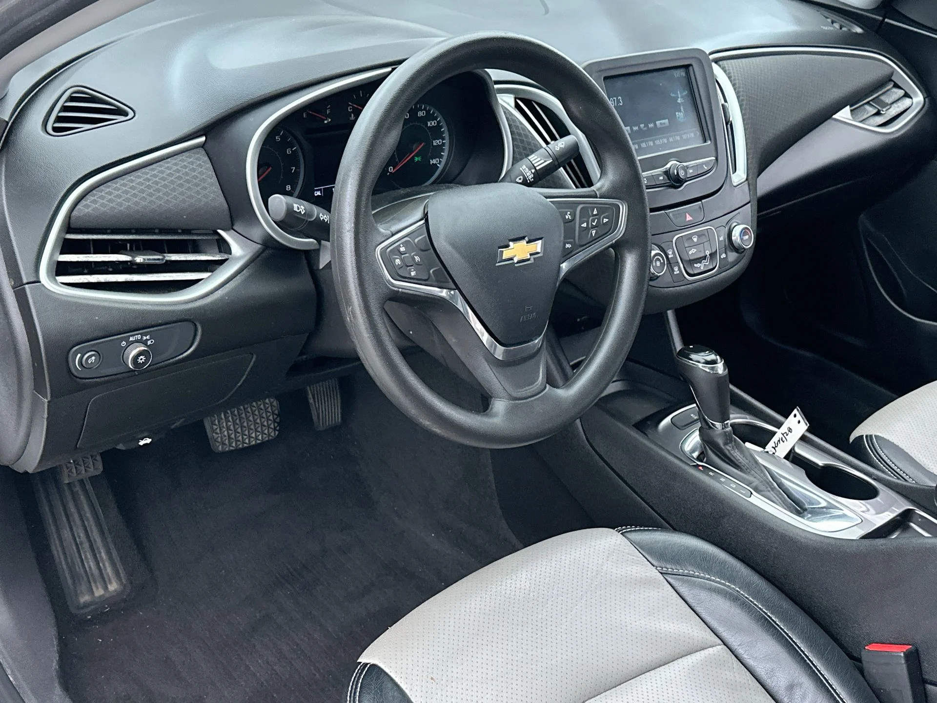 Used 2018 White Chevrolet LS image 7