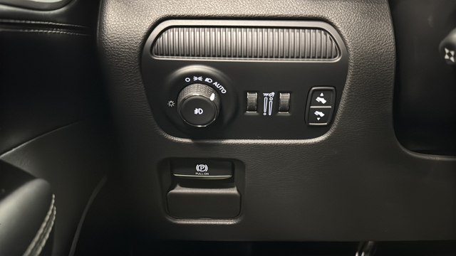 Used 2024 Diamond Black Crystal Pearlcoat Jeep Series II image 30