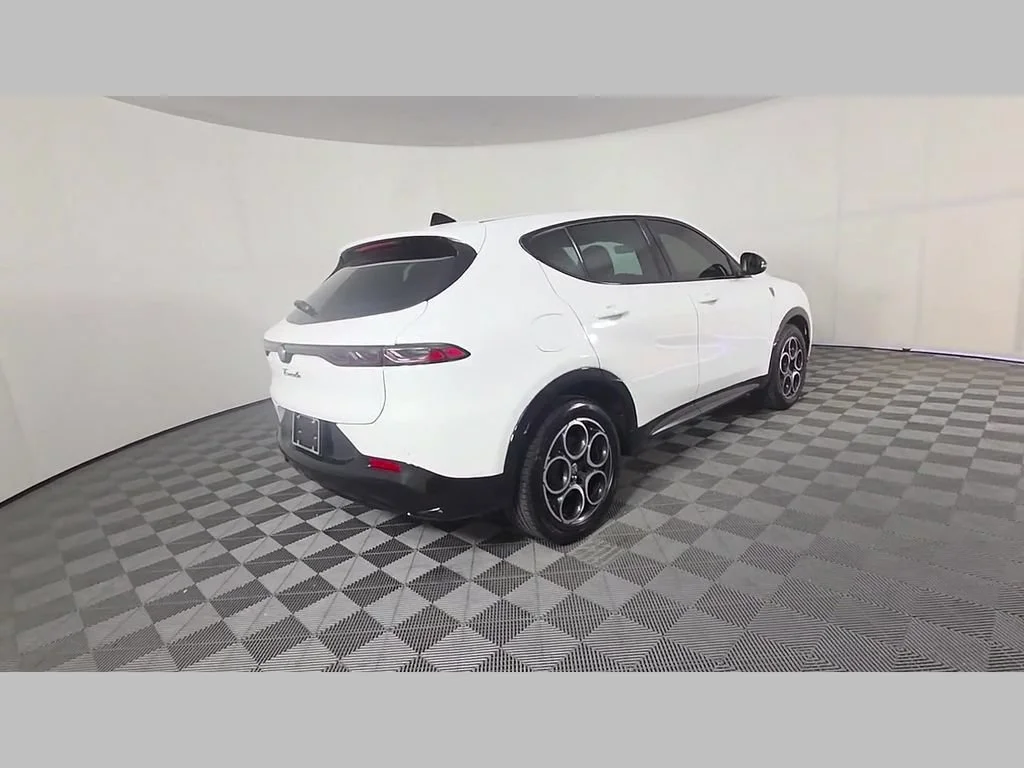 Used 2025 Milano White Alfa Romeo Base image 39