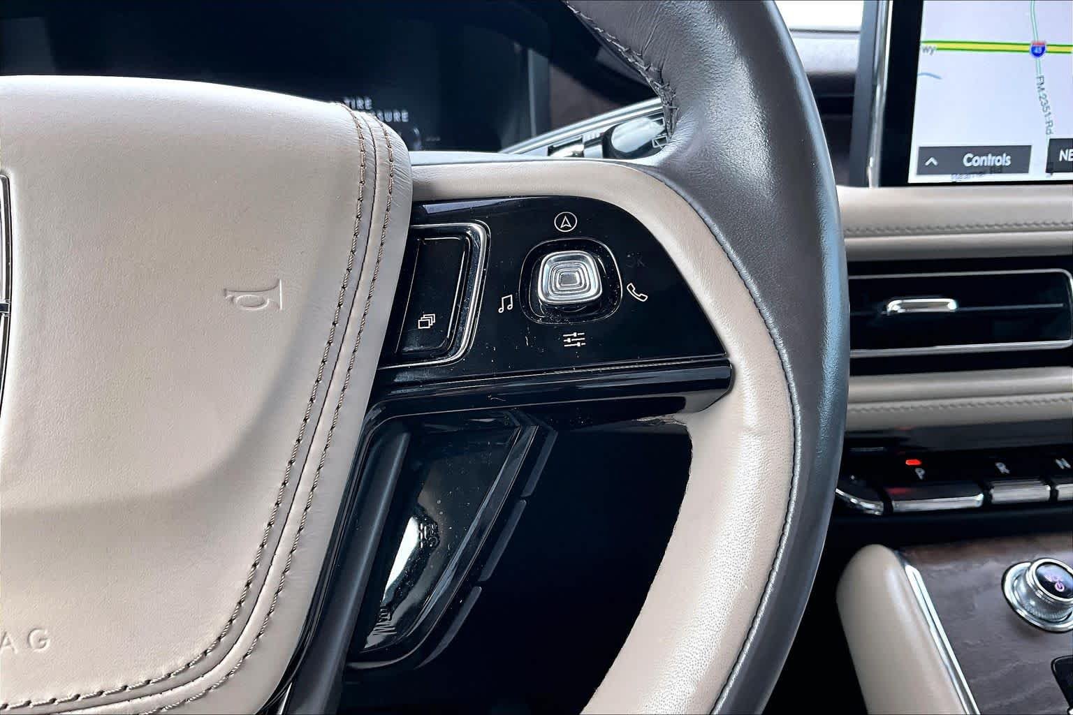 Used 2020 Pristine White Metallic Tri-Coat Lincoln Reserve image 25