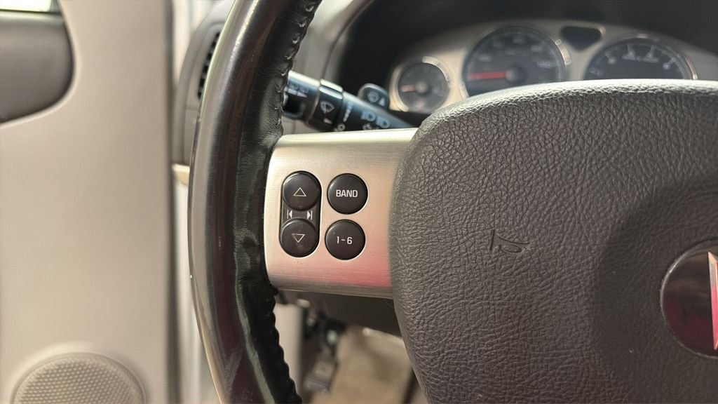 Used 2006 White Pontiac Base image 17