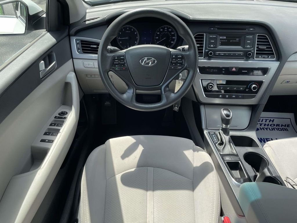 Used 2017 White Hyundai Base image 11