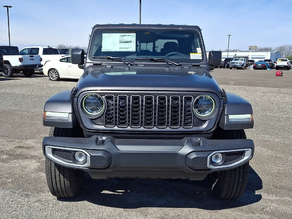 New 2026 Granite Crystal Metallic Clear-Coat Exterior Paint Jeep Sahara image 2
