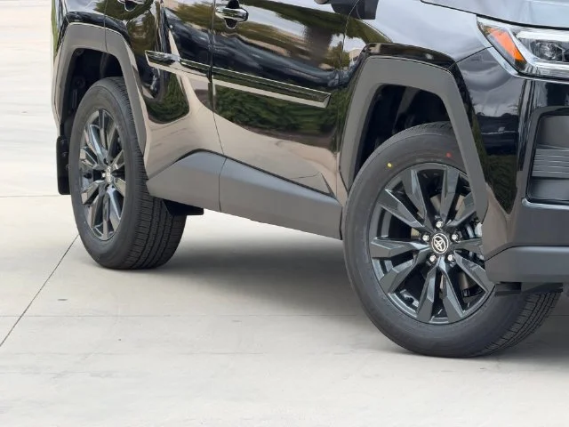 New 2026 Midnight Black Metallic Toyota XLE Premium image 4