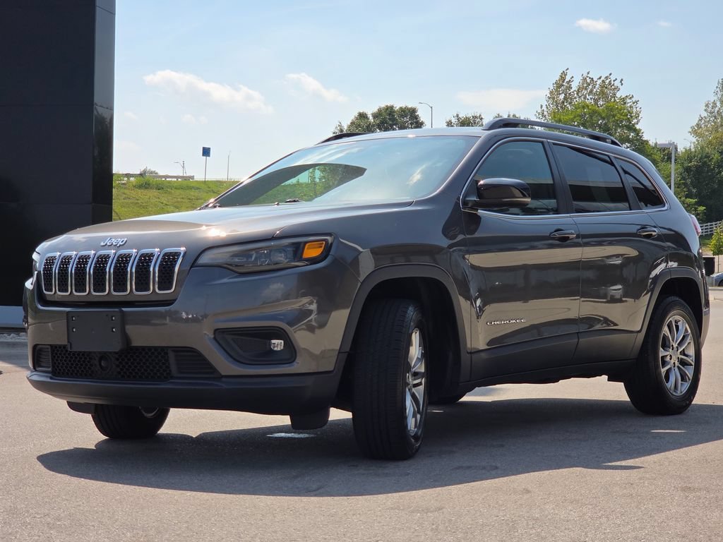 Used 2022 Granite Crystal Metallic Clearcoat Jeep Latitude Lux image 19