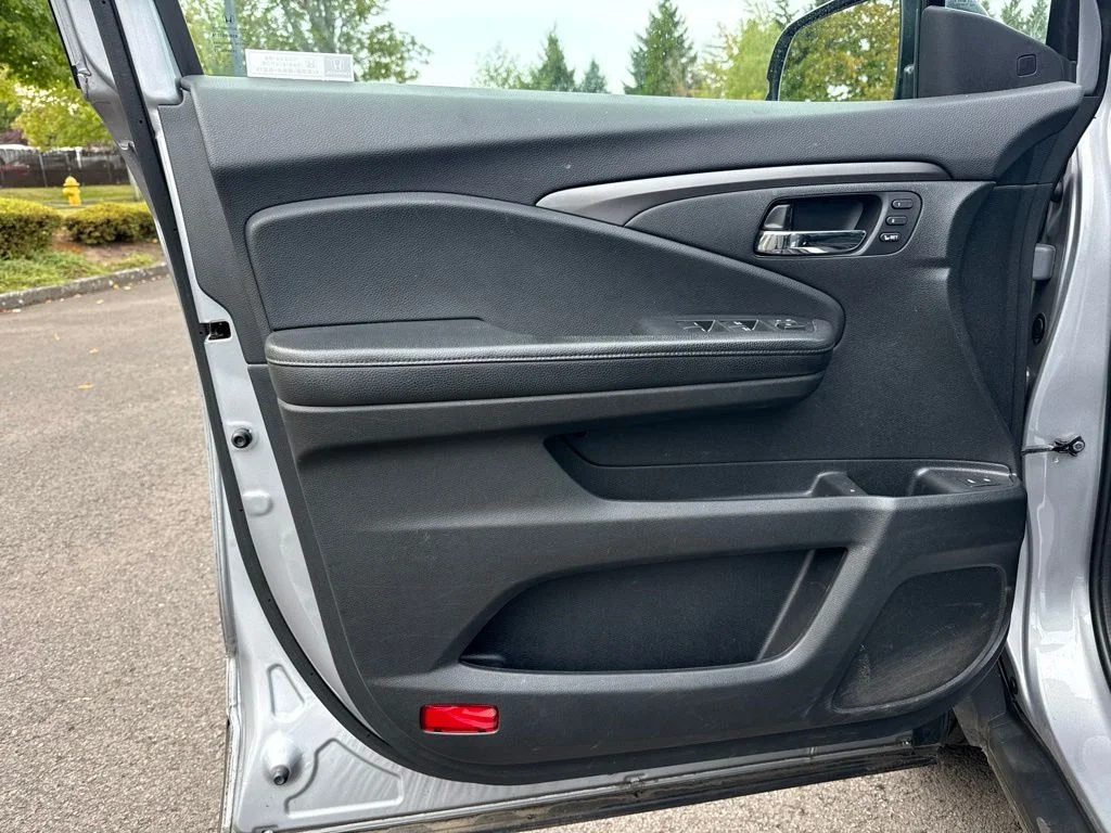 Used 2019 Lunar Silver Metallic Honda EX-L image 19
