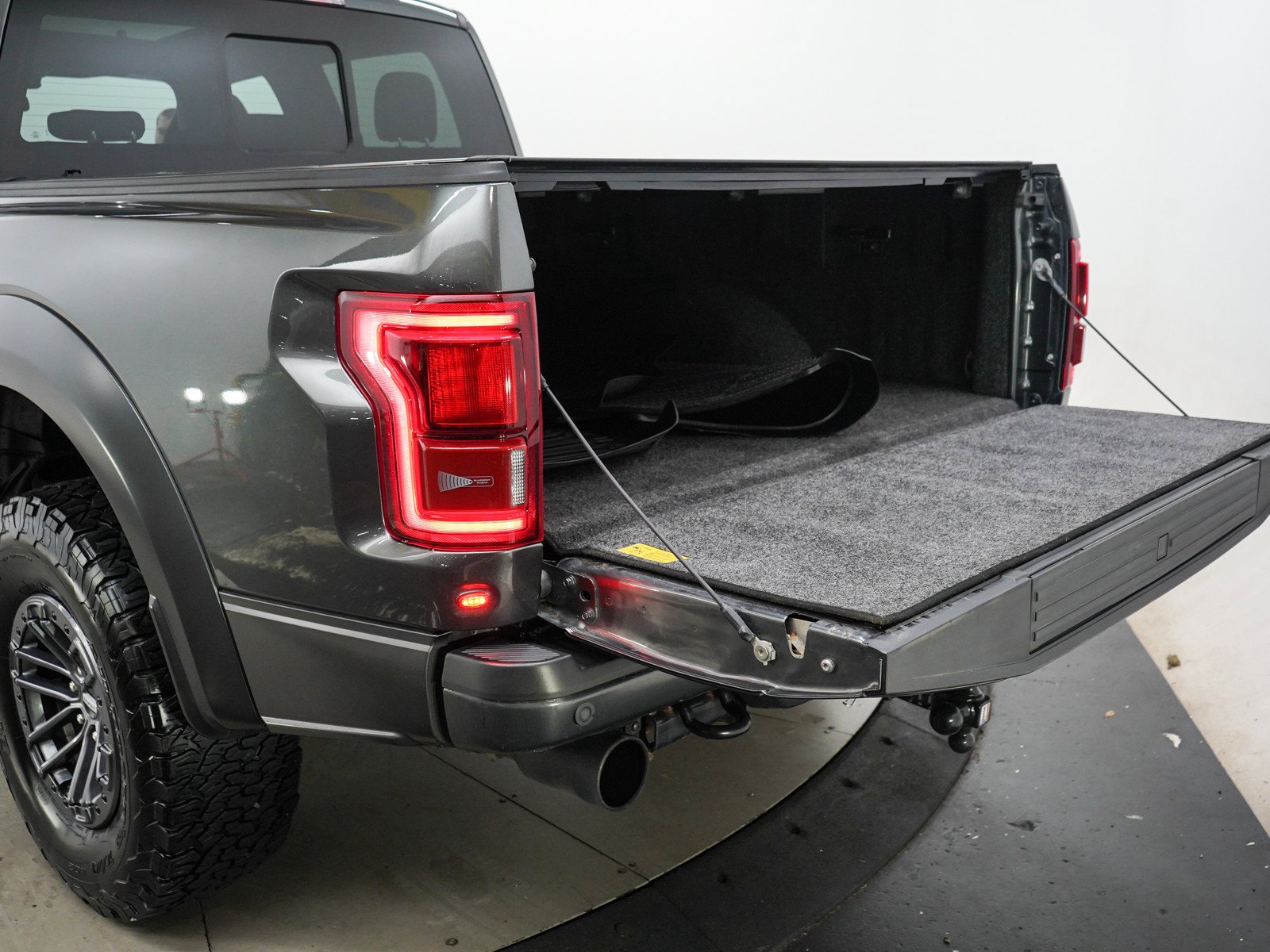 Used 2019 Magnetic Ford Raptor image 9