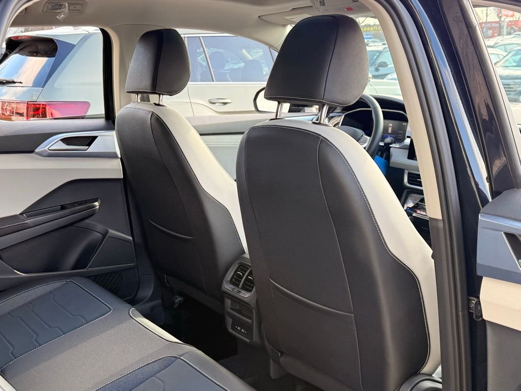 New 2026 Deep Black Pearl Volkswagen 1.5T SE image 29