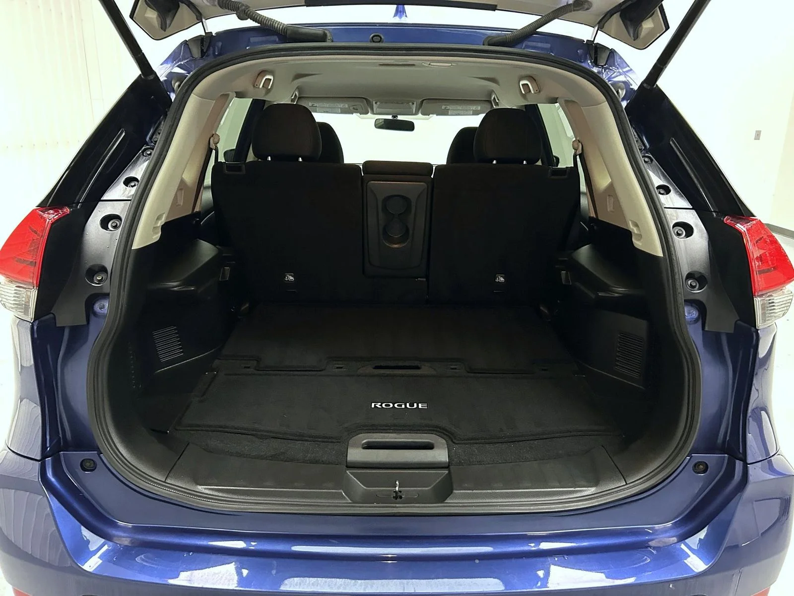 Used 2017 Blue Nissan SV image 21