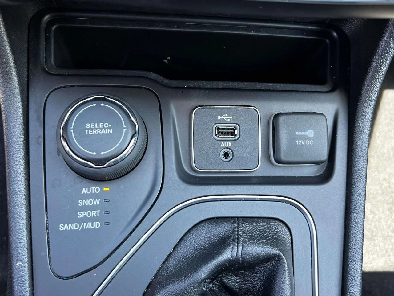 Used 2019 Granite Crystal Metallic Clearcoat Jeep Latitude Plus 4x4 image 39