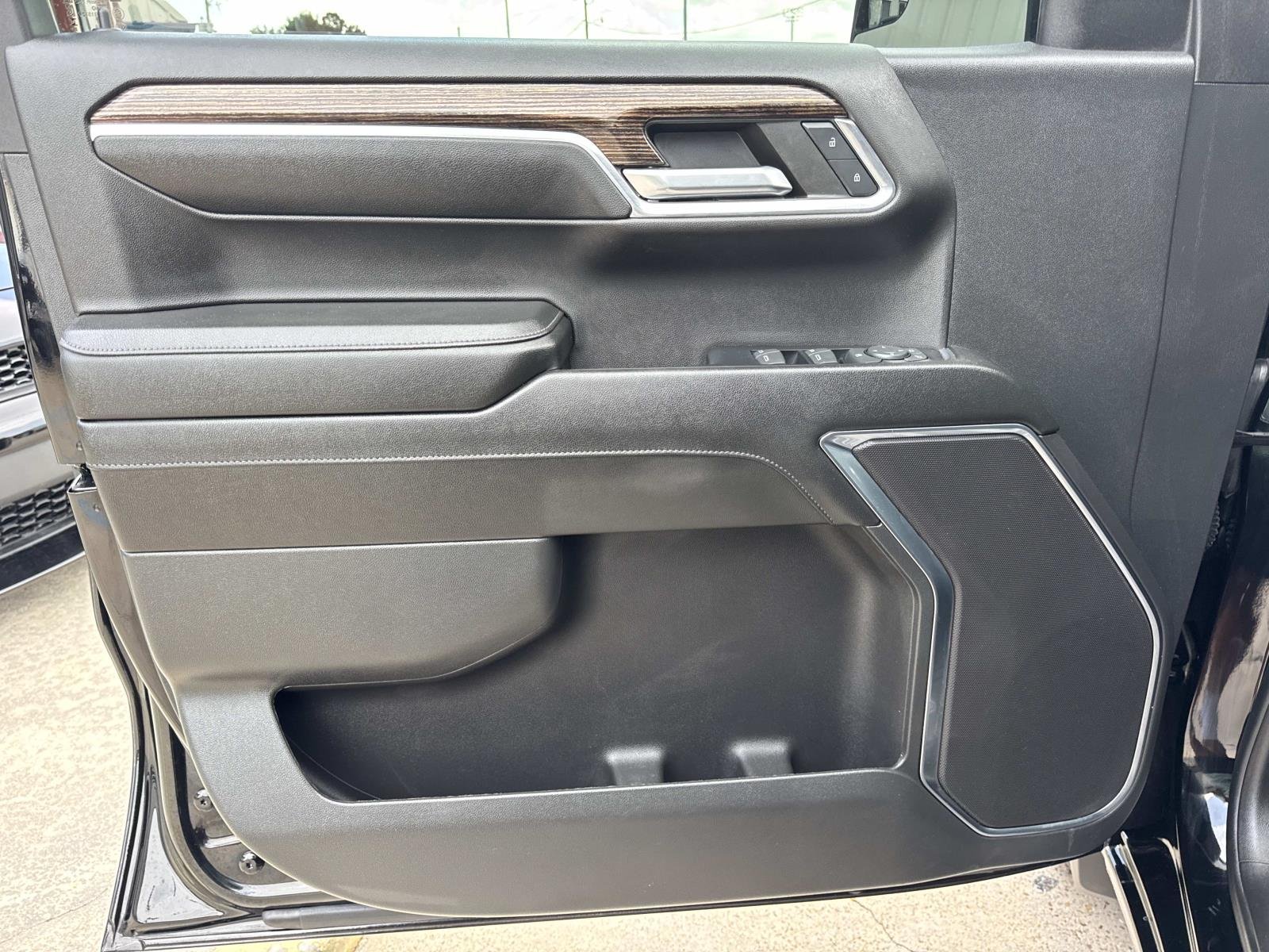 Used 2024 Onyx Black GMC Elevation image 18