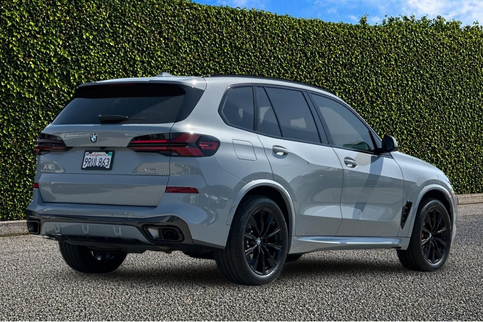 Used 2025 Gray BMW xDrive40i image 4