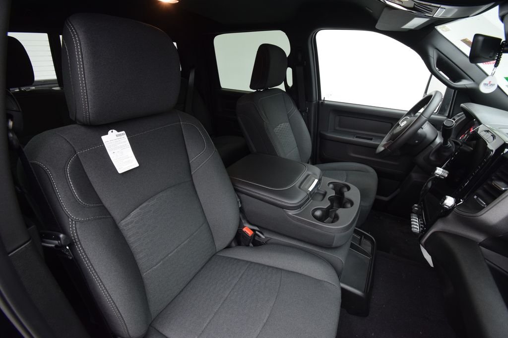 New 2026 Diamond Black Crystal Pearl-Coat Exterior Paint RAM Tradesman image 19