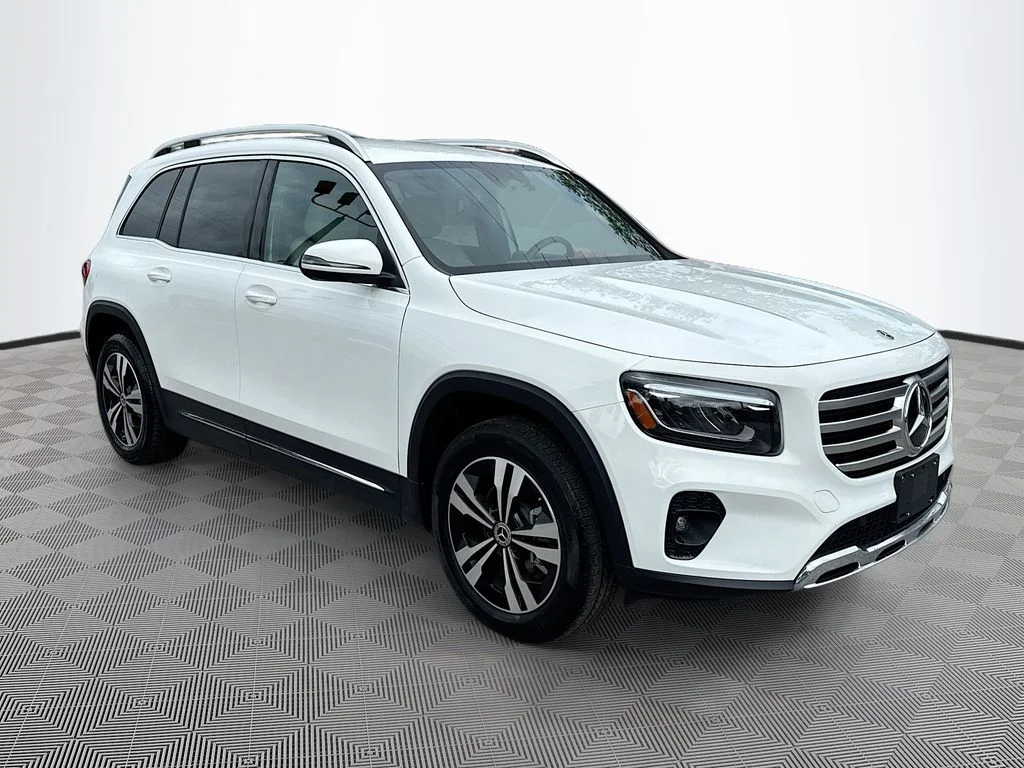 Used 2025  Mercedes-Benz GLB 250 image 4