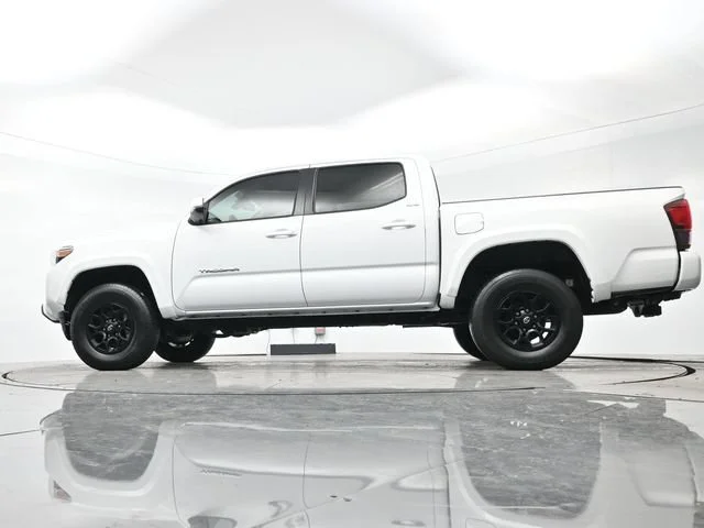 Used 2022 White Toyota SR5 image 23