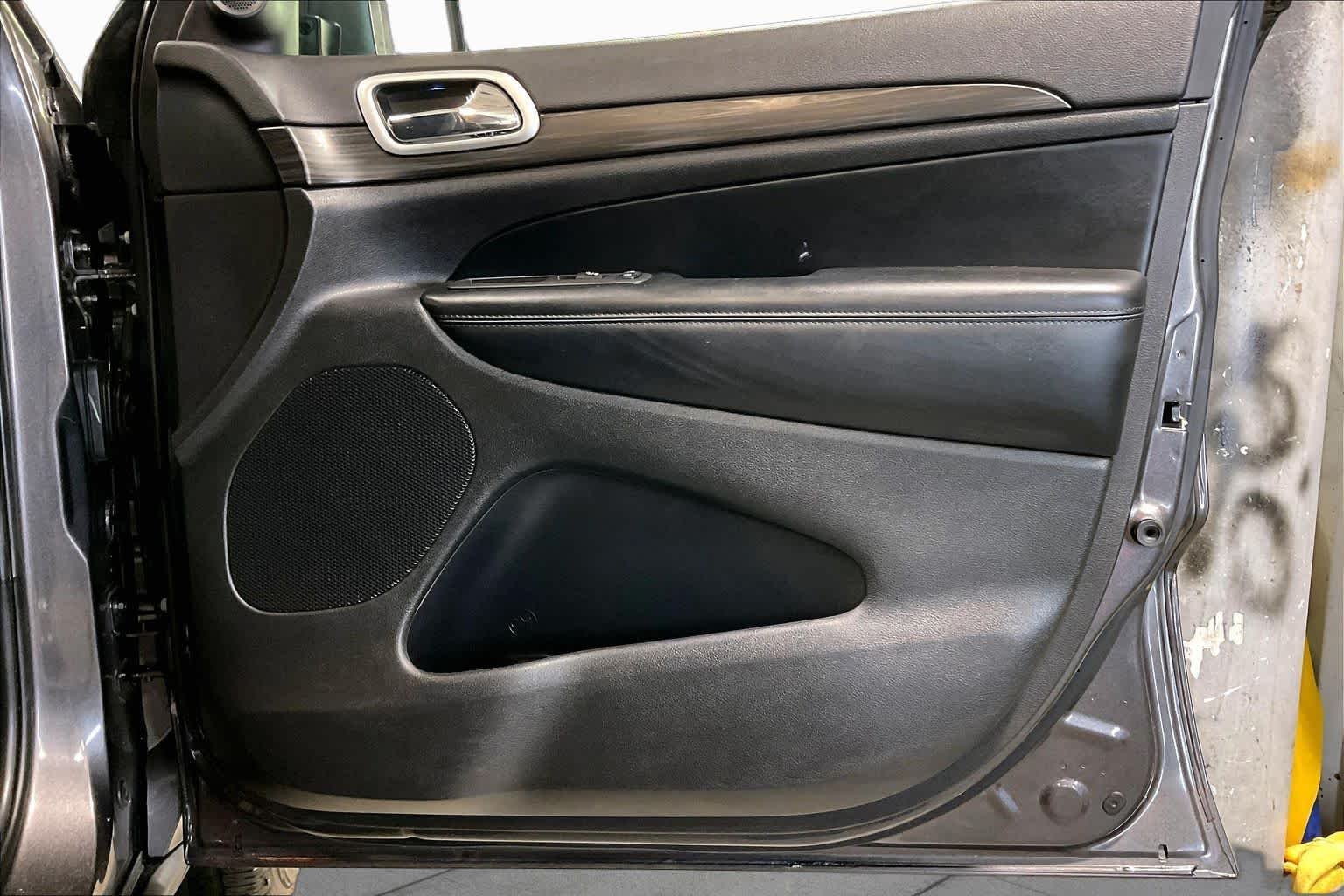 Used 2021 Granite Crystal Metallic Clearcoat Jeep Laredo E image 22