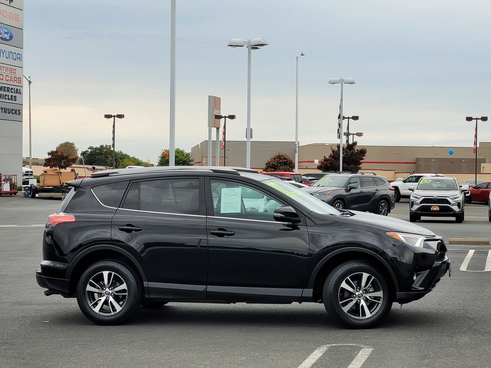 Used 2017  Toyota XLE image 3