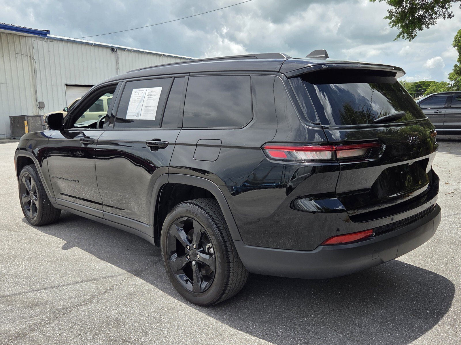 Used 2024 Diamond Black Crystal Pearlcoat Jeep Altitude X image 3