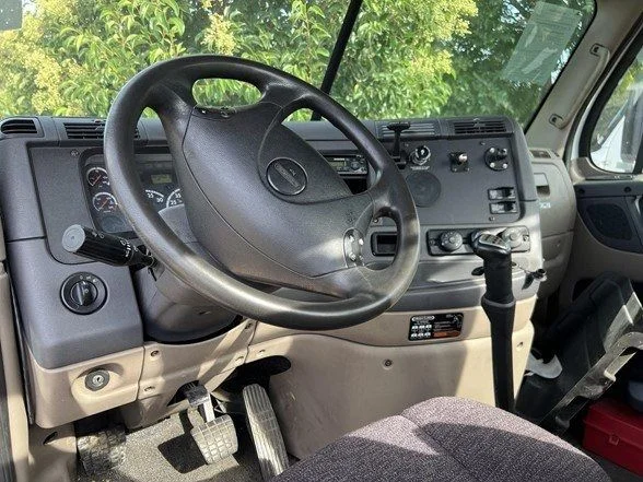 Used 2015  Freightliner Day-Cab image 8