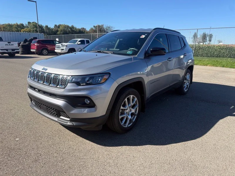 Used 2023 Silver Jeep Latitude Lux image 2