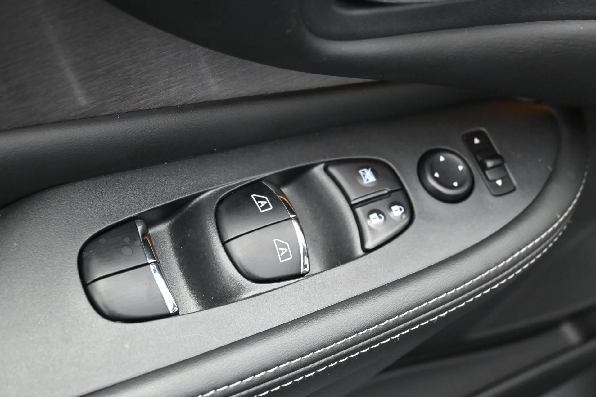Used 2020 Deep Blue Pearl Nissan SL image 19