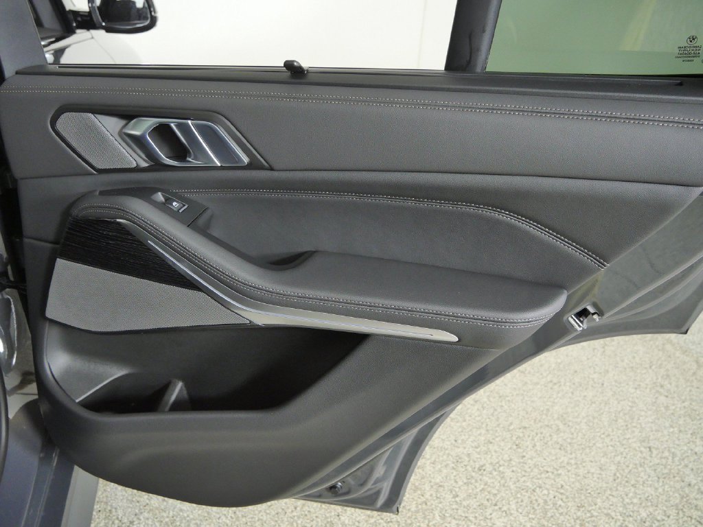 New 2026 Dravit Grey Metallic BMW M60i image 25
