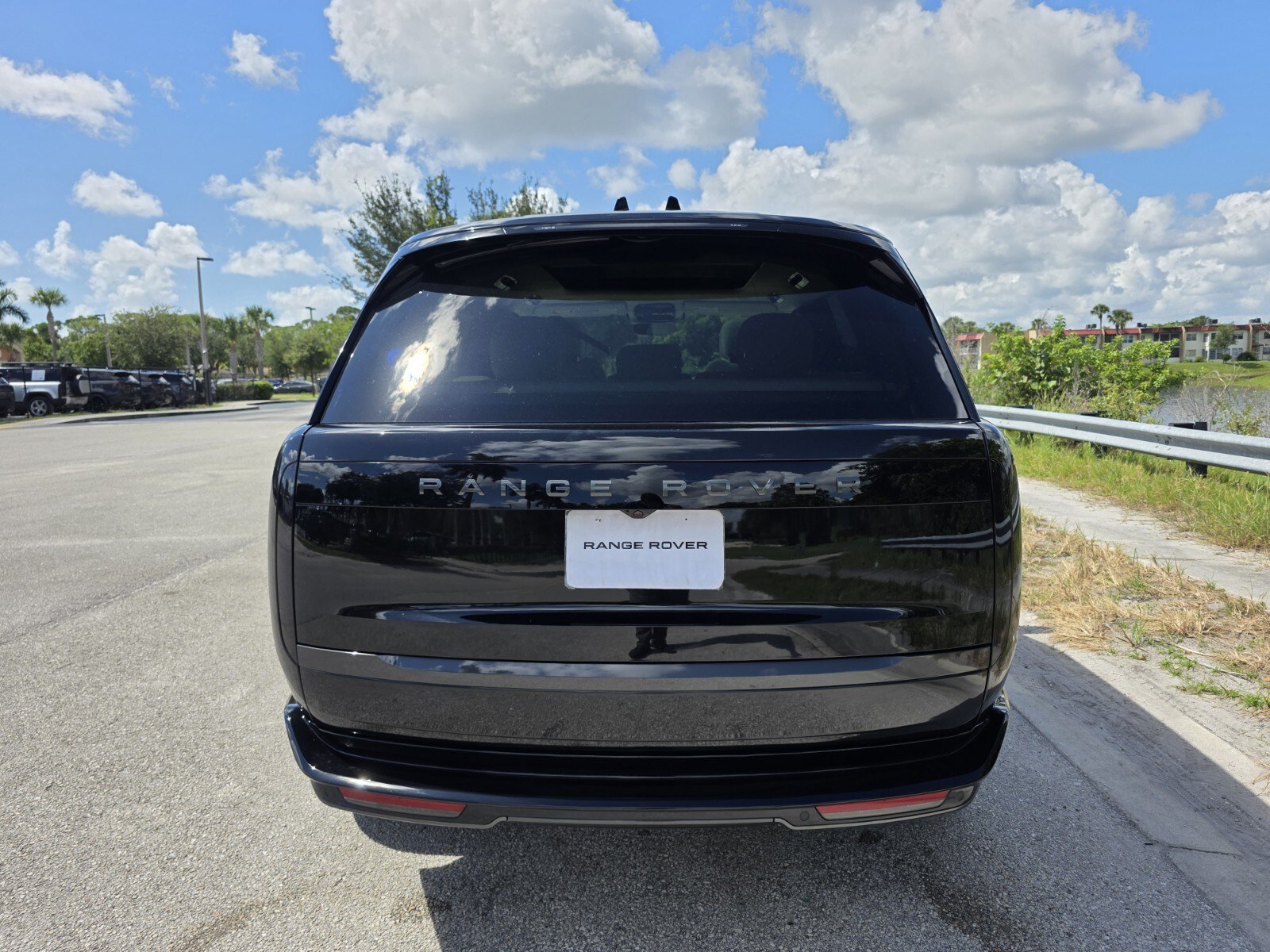 New 2026 Santorini Black Land Rover P400 SE image 6