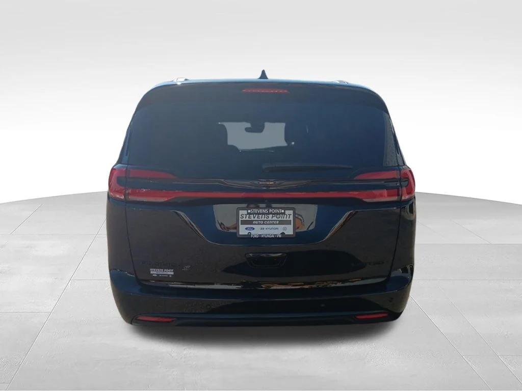Used 2025 Diamond Black Crystal Pearlcoat Chrysler Limited image 6