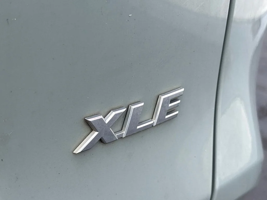 Used 2021  Toyota XLE Premium image 31