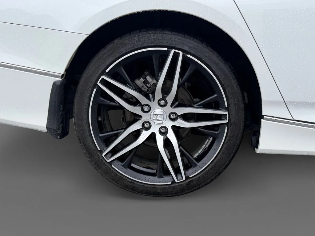 Used 2022 White Honda Touring image 11
