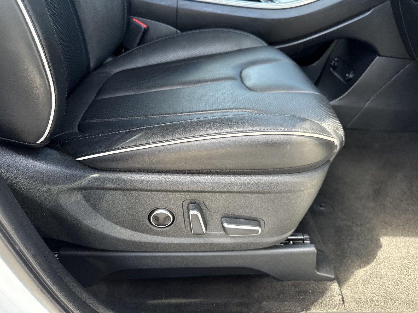 Used 2024 Hyper White Hyundai SEL 7P image 31