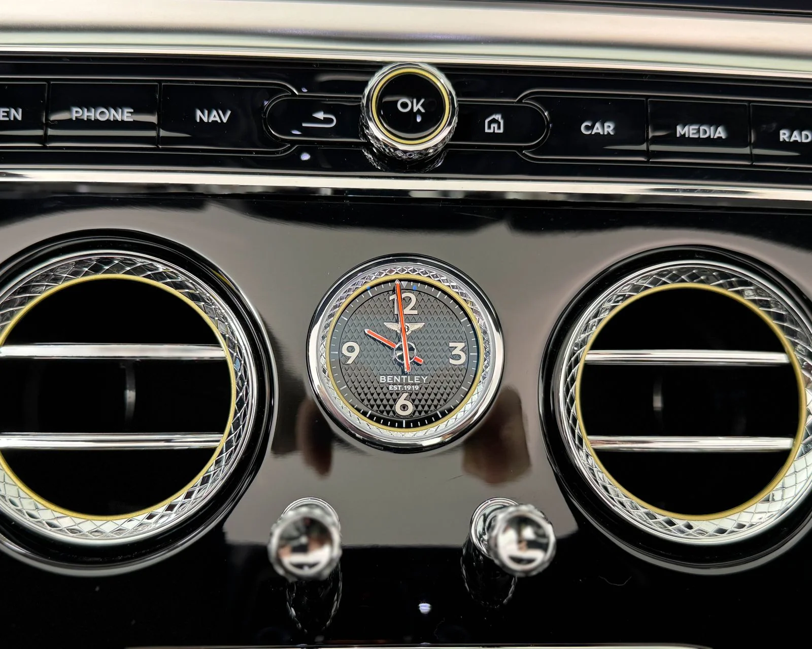 New 2025 Glacier White Bentley Speed image 31