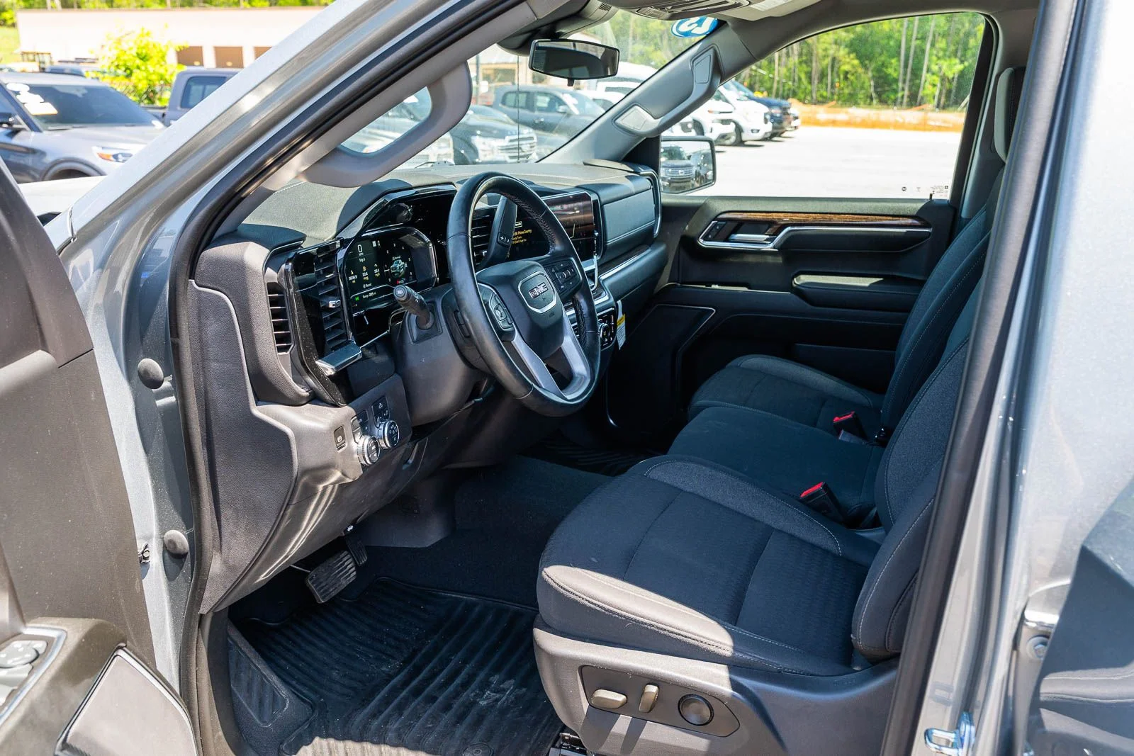 Used 2023 Silver GMC Elevation image 23
